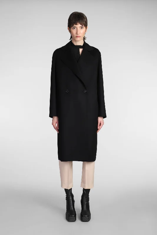 Coat in black wool