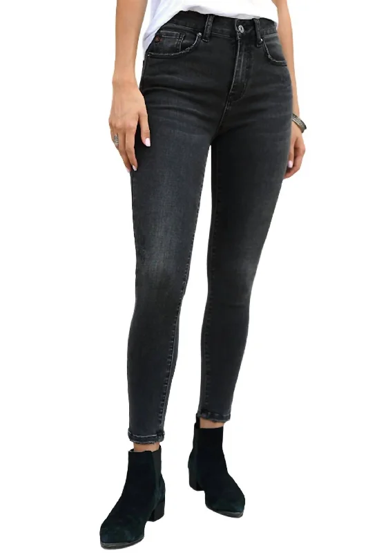Seasonal Sale – Shop Now!Seasonal Sale – Shop Now!Curvy Skinny Jean In Washed Black Seasonal Sale – Shop Now!Seasonal Sale – Shop Now!Curvy Skinny Jean In Washed Black
