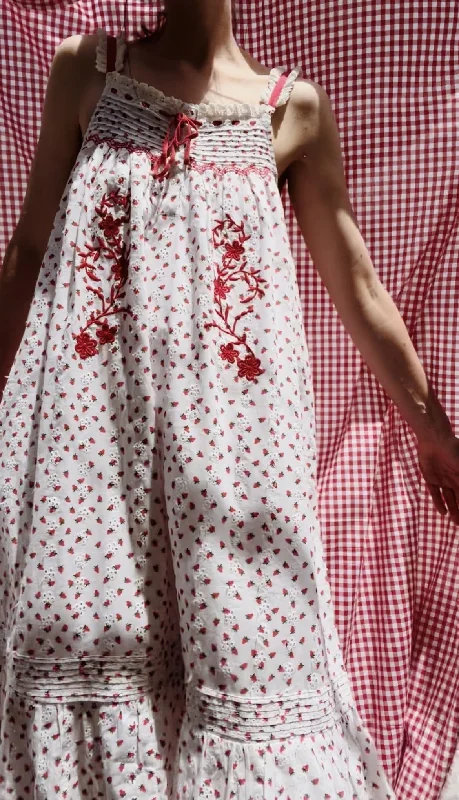 Instant Savings Await!Instant Savings Await!100% RECYCLED COTTON - NIGHTINGALE HAND SMOCKED DRESS STRAWBERRY EMBROIDERED COTTON Instant Savings Await!Instant Savings Await!100% RECYCLED COTTON - NIGHTINGALE HAND SMOCKED DRESS STRAWBERRY EMBROIDERED COTTON